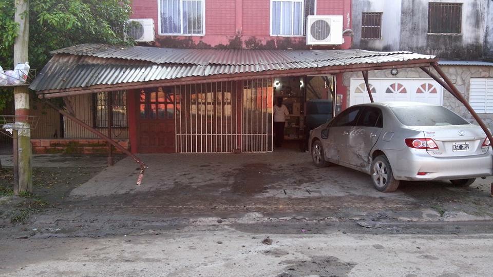 Un patrullero «se metió» en su casa tras persecución a un motociclista