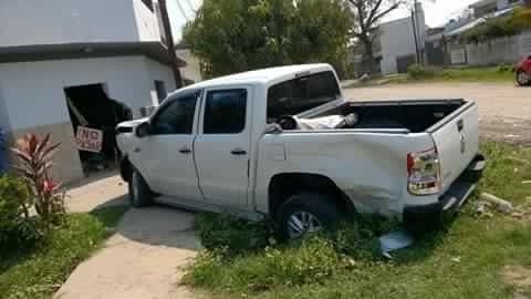 Choque de camionetas terminó en una casa