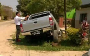 Choque de camionetas terminó en una casa