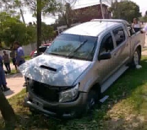 Choque de camionetas terminó en una casa