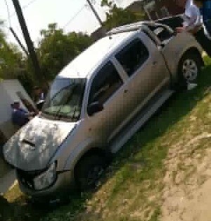 Choque de camionetas terminó en una casa