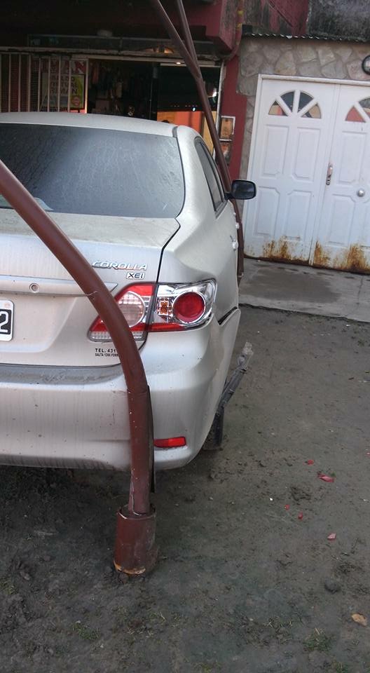 Un patrullero «se metió» en su casa tras persecución a un motociclista