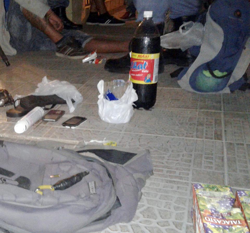 Policías redujeron a dos muchachos con una tumbera frente al Cuartel de Bomberos