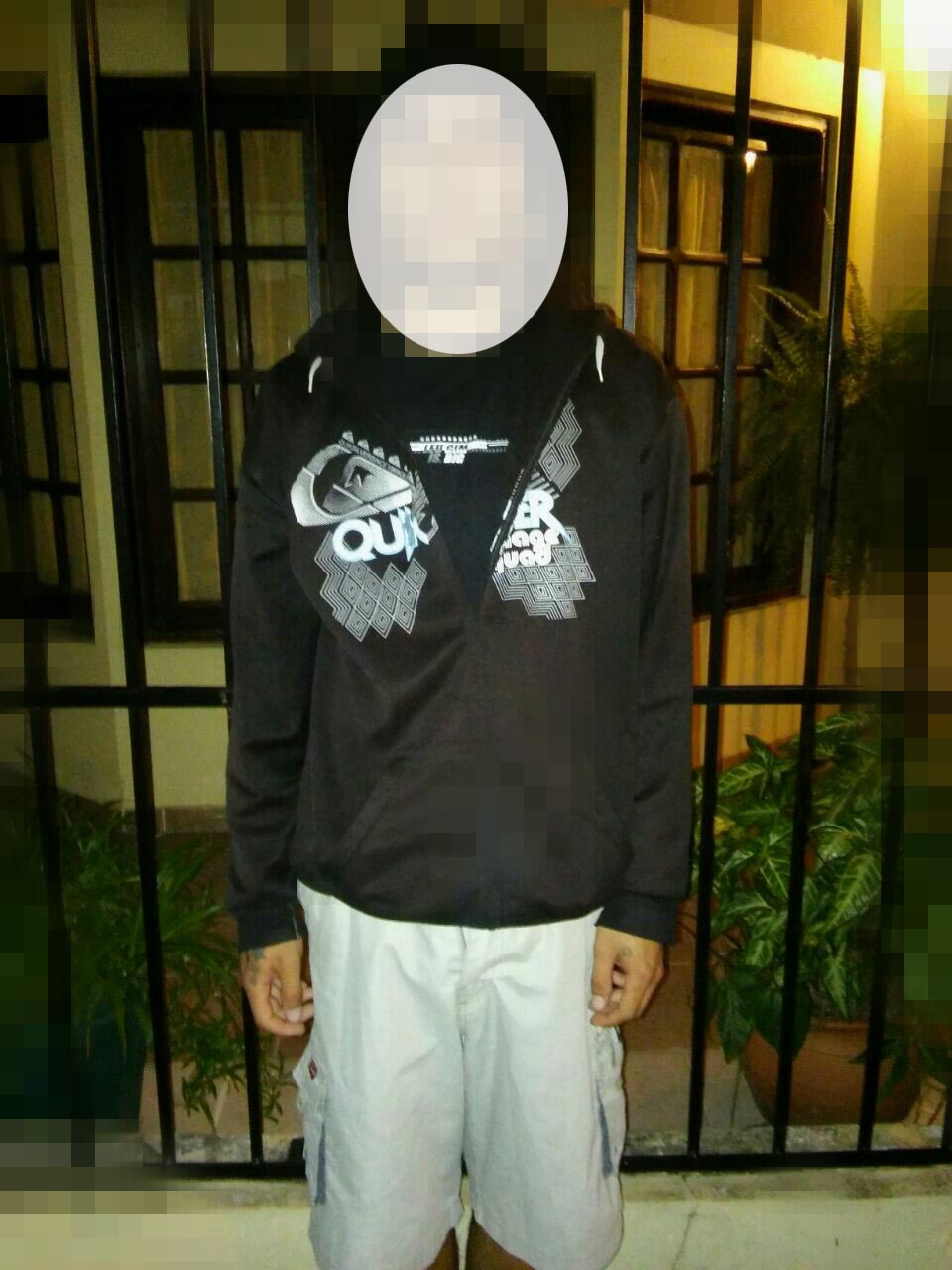 Policías redujeron a dos muchachos con una tumbera frente al Cuartel de Bomberos