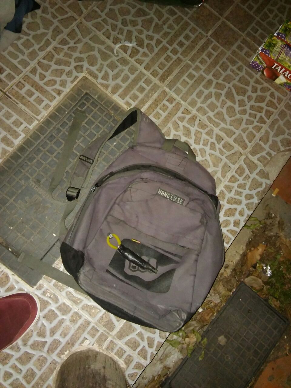 Policías redujeron a dos muchachos con una tumbera frente al Cuartel de Bomberos