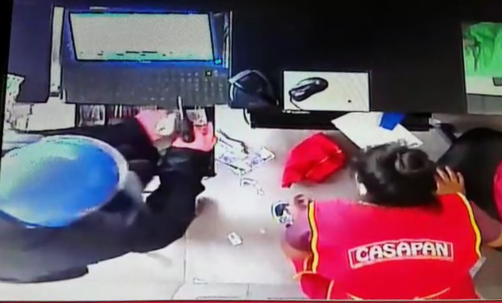 #Video / A mano armada y con casco, robaron a clientes y recaudación de CasaPan