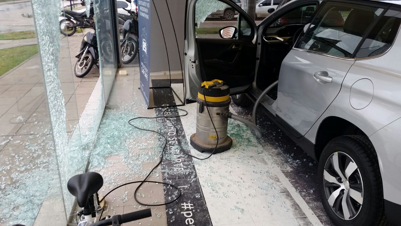 También robaron en la concesionaria Peugeot