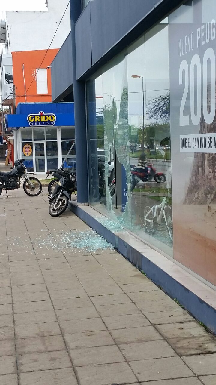 También robaron en la concesionaria Peugeot