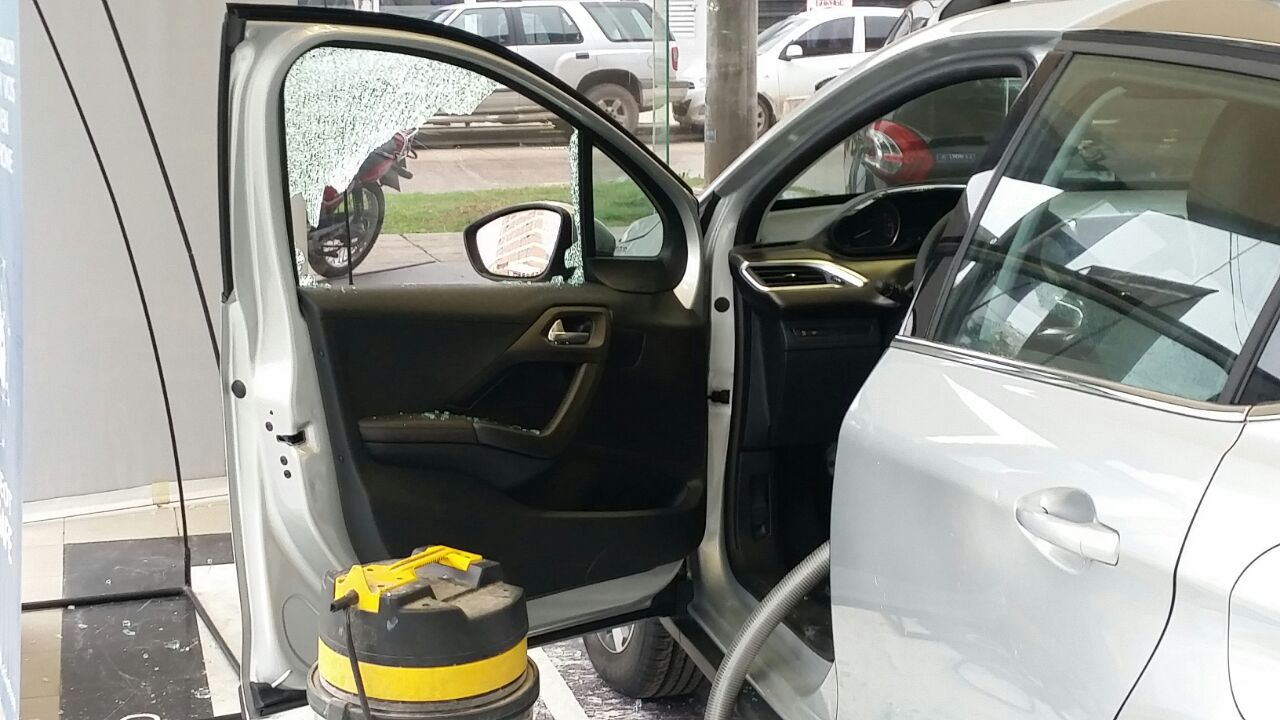 También robaron en la concesionaria Peugeot
