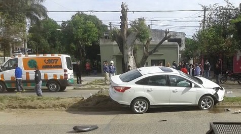 Fuerte choque entre un auto y una moto, terminó con una columna de alumbrado caída