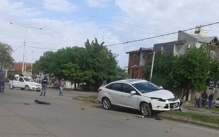 Fuerte choque entre un auto y una moto, terminó con una columna de alumbrado caída