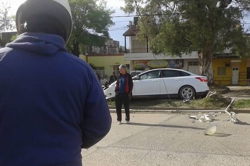 Fuerte choque entre un auto y una moto, terminó con una columna de alumbrado caída