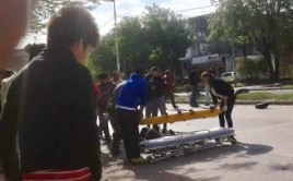 Fuerte choque entre un auto y una moto, terminó con una columna de alumbrado caída