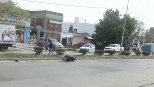 Fuerte choque entre un auto y una moto, terminó con una columna de alumbrado caída