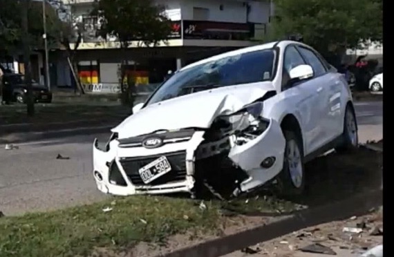 Fuerte choque entre un auto y una moto, terminó con una columna de alumbrado caída