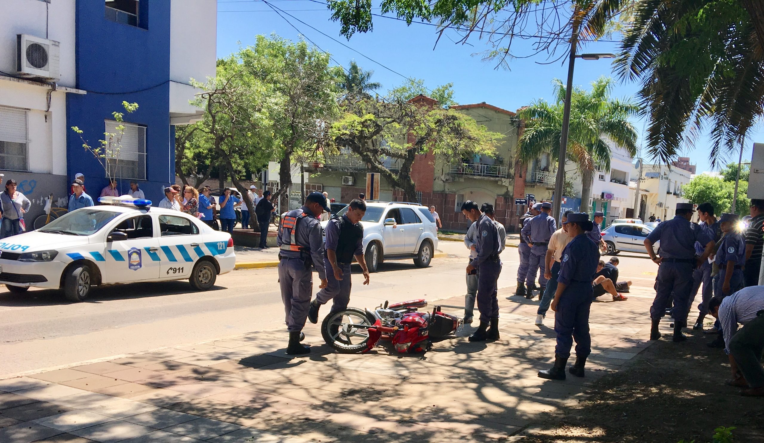 Motociclistas le robaron un celular a una embarazada, un peatón lo redujo y la Policía los detuvo