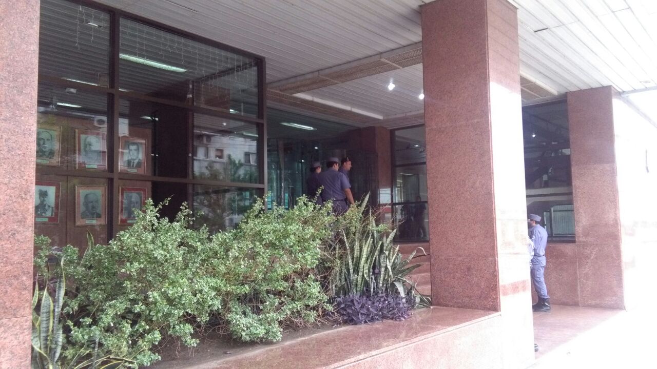 La Policía investiga la muerte de la mujer que se arrojó al vacío en Casa de Gobierno