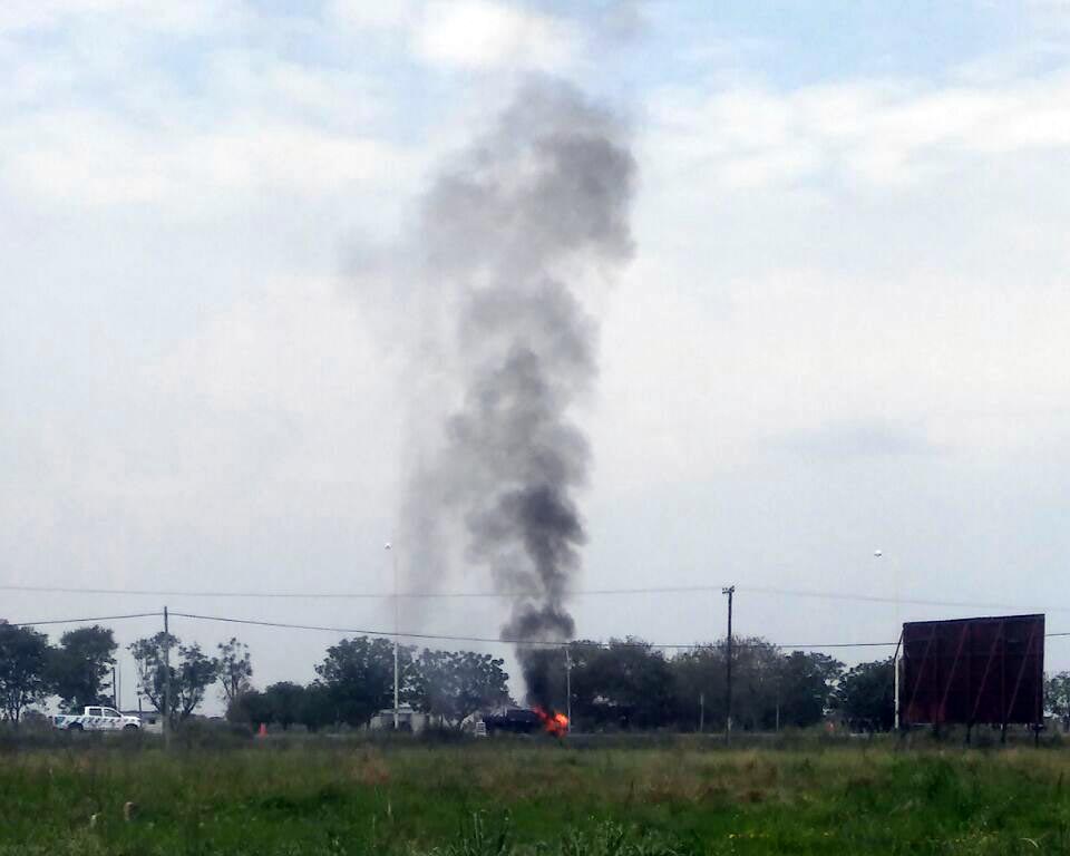 Se incendió una Ford Ranger, frente al Aeropuerto (video)