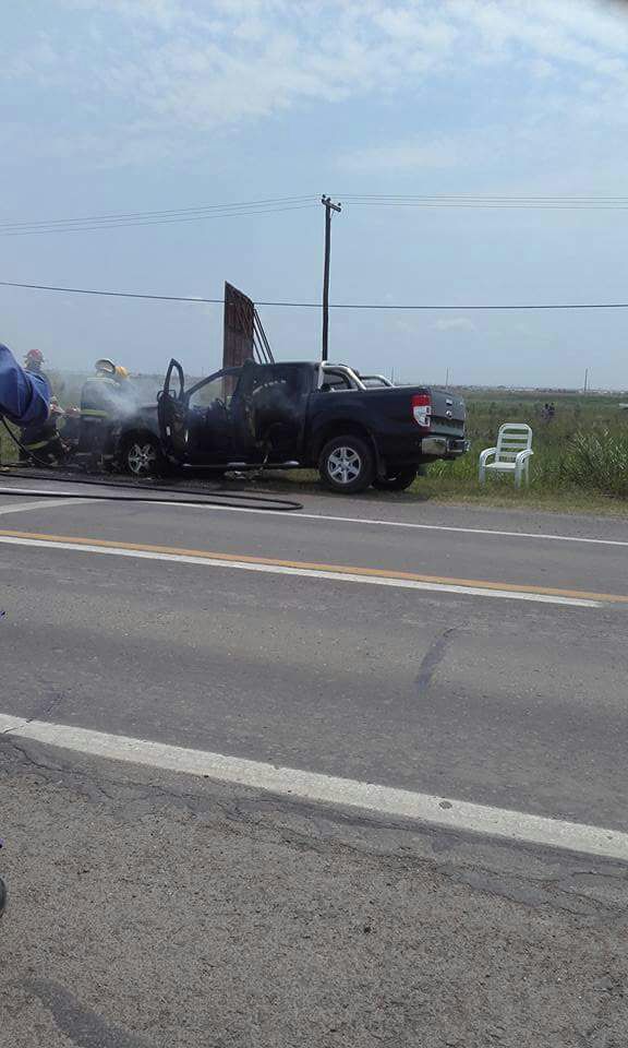 Se incendió una Ford Ranger, frente al Aeropuerto (video)