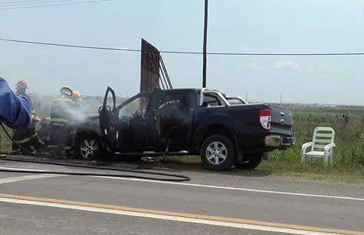 Se incendió una Ford Ranger, frente al Aeropuerto (video)