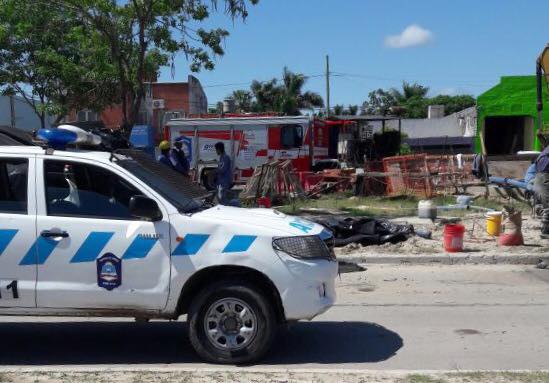 Bomberos rescató a dos obreros que cayeron al pozo de una obra en la avenida Gutnisky