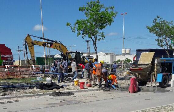 Bomberos rescató a dos obreros que cayeron al pozo de una obra en la avenida Gutnisky