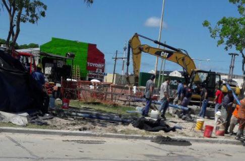 Bomberos rescató a dos obreros que cayeron al pozo de una obra en la avenida Gutnisky