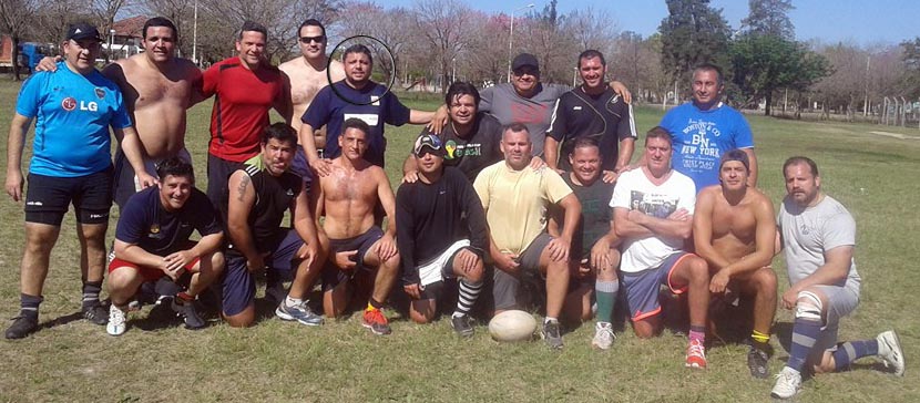 Ariel (círculo) junto a sus amigos del rugby.