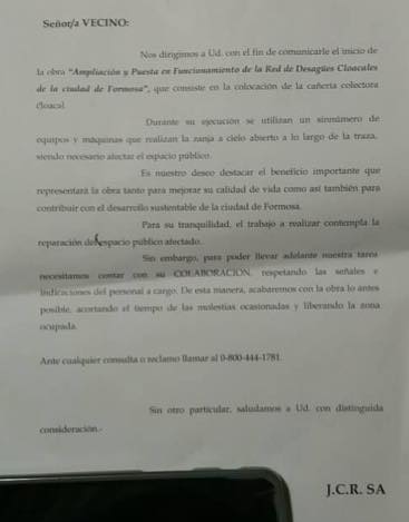 Cayeron autos y un colectivo en los pozos sin señalizar de obras de desagüe en el barrio La Paz