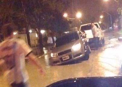 Cayeron autos y un colectivo en los pozos sin señalizar de obras de desagüe en el barrio La Paz