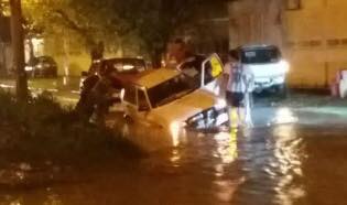 Cayeron autos y un colectivo en los pozos sin señalizar de obras de desagüe en el barrio La Paz