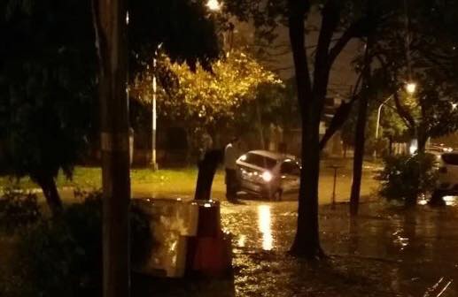 Cayeron autos y un colectivo en los pozos sin señalizar de obras de desagüe en el barrio La Paz