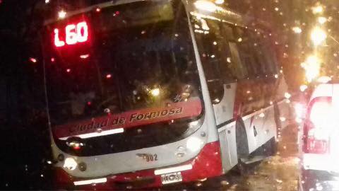 Cayeron autos y un colectivo en los pozos sin señalizar de obras de desagüe en el barrio La Paz