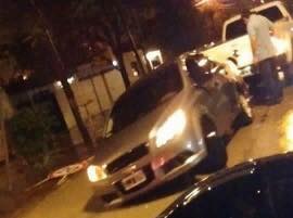 Cayeron autos y un colectivo en los pozos sin señalizar de obras de desagüe en el barrio La Paz