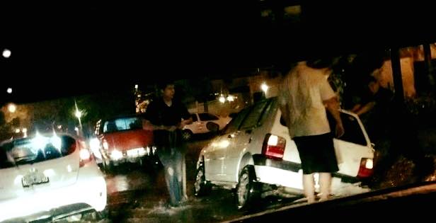 Cayeron autos y un colectivo en los pozos sin señalizar de obras de desagüe en el barrio La Paz