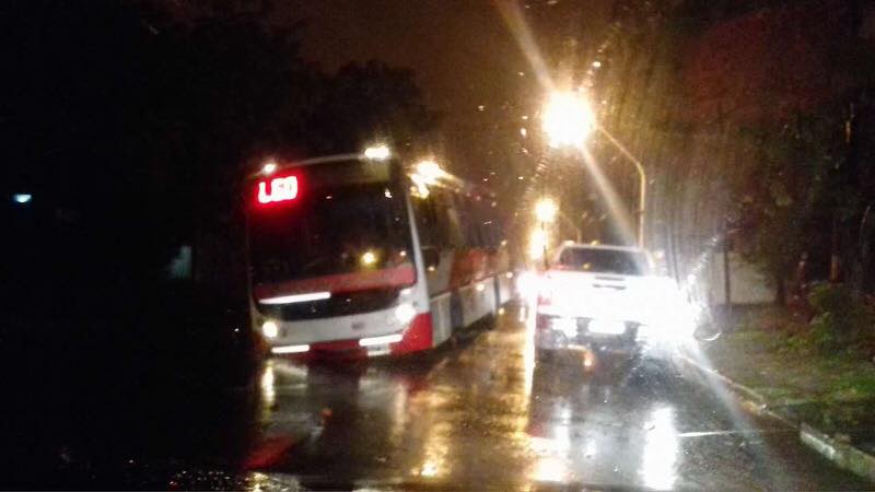 Cayeron autos y un colectivo en los pozos sin señalizar de obras de desagüe en el barrio La Paz