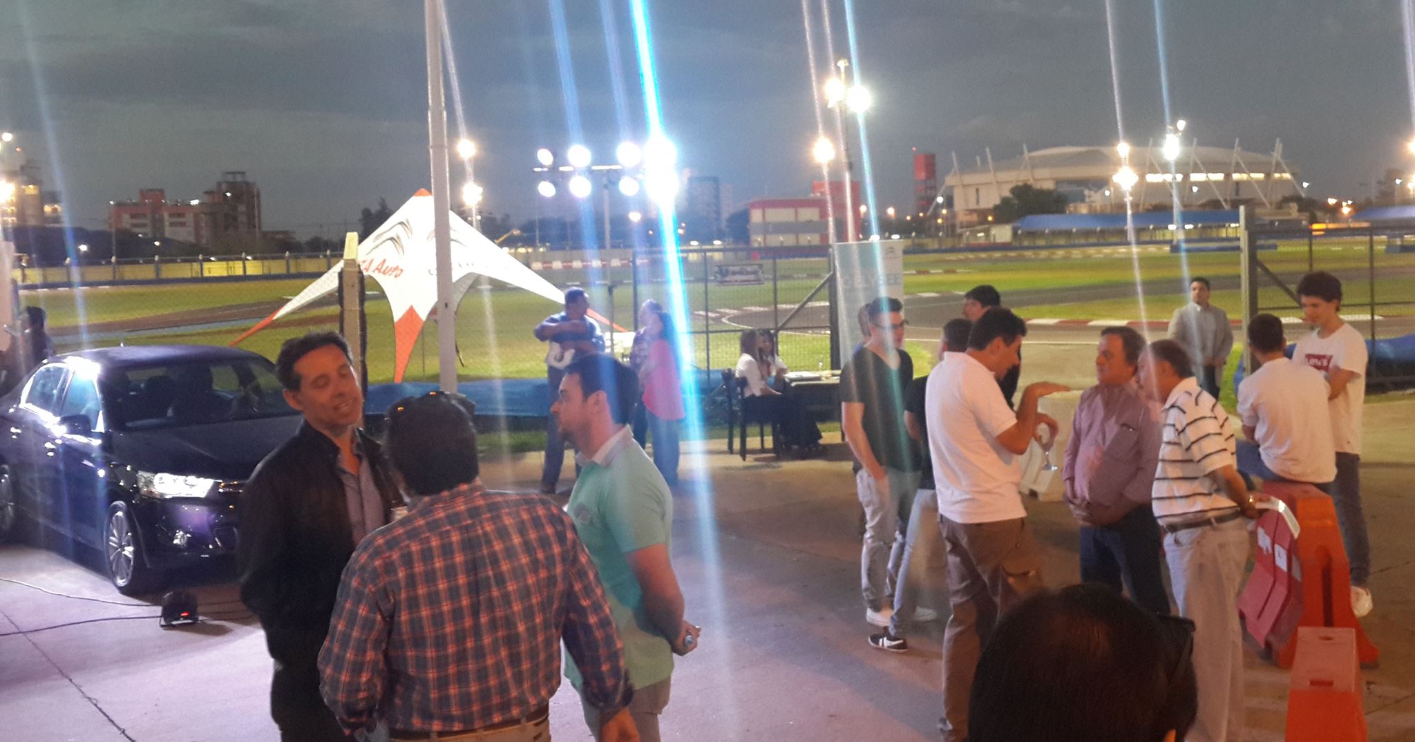 Niza Auto presentó el nuevo Citroën C-Elysée en el kartódromo