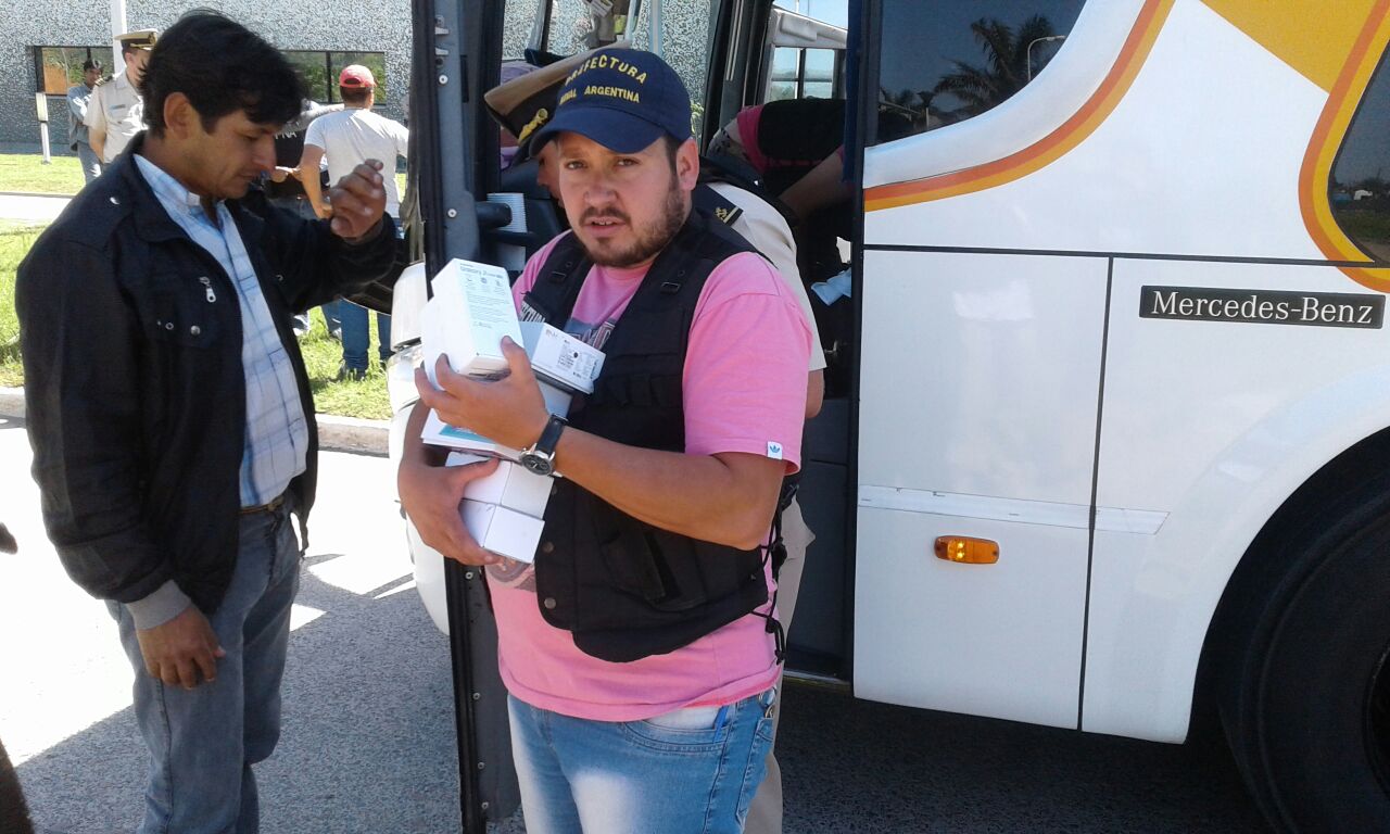 Prefectura secuestró celulares y accesorios de un micro larga distancia «alertado por un llamado anónimo»