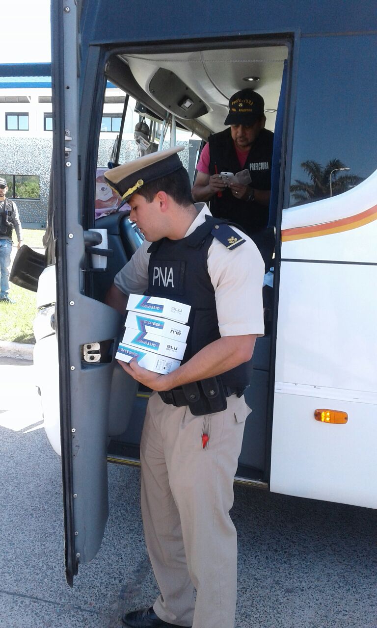 Prefectura secuestró celulares y accesorios de un micro larga distancia «alertado por un llamado anónimo»