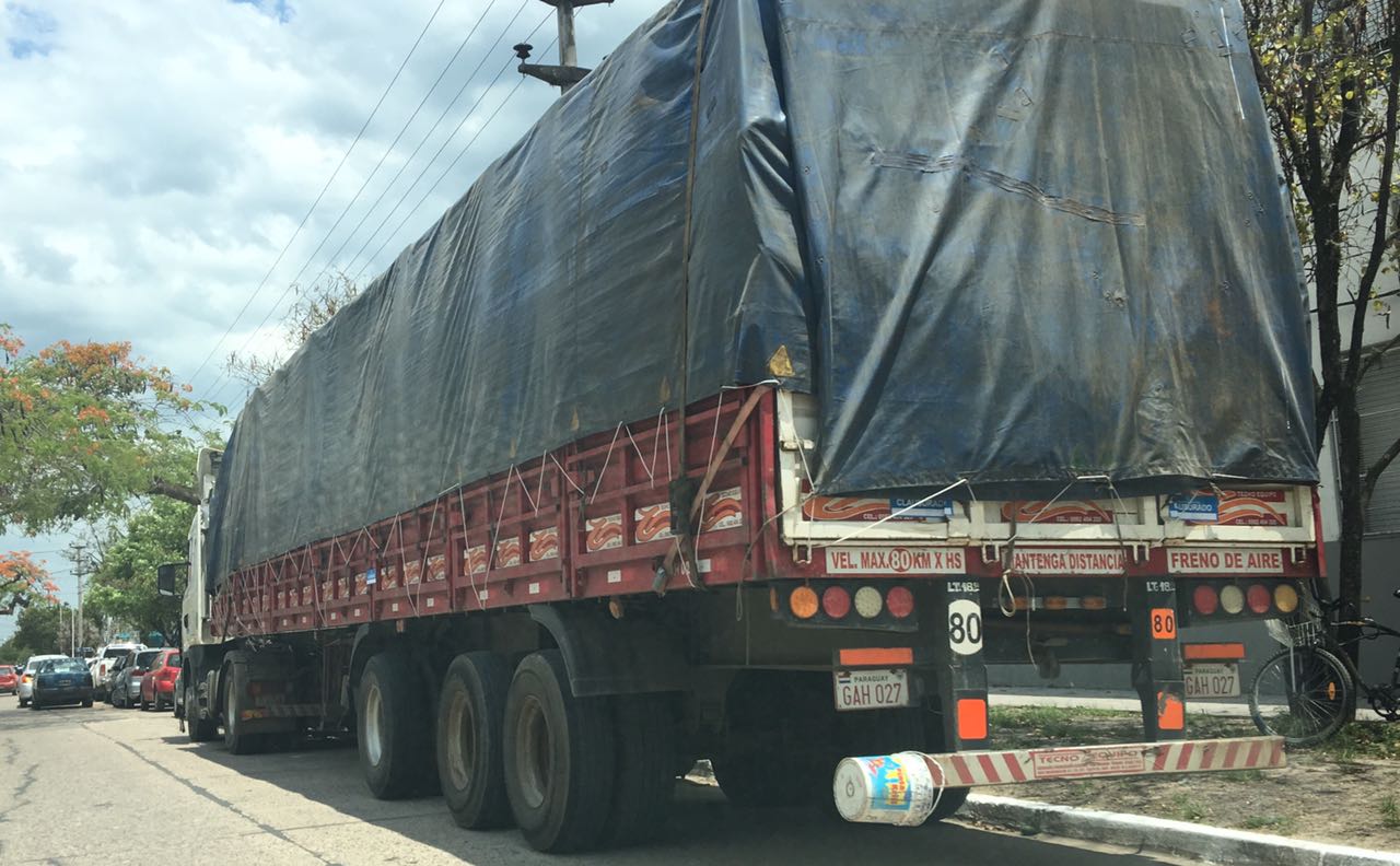 El camión fue secuestrado y trasladado al frente de la sede de la delegación de la PF en la calle Padre Patiño, al lado de la camioneta de Bareiro.