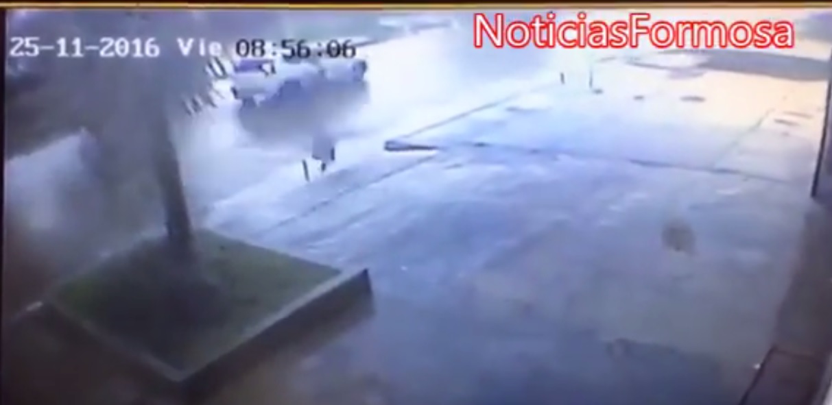 Violento choque en Kirchner, una estudiantes de 14 años internada (video)