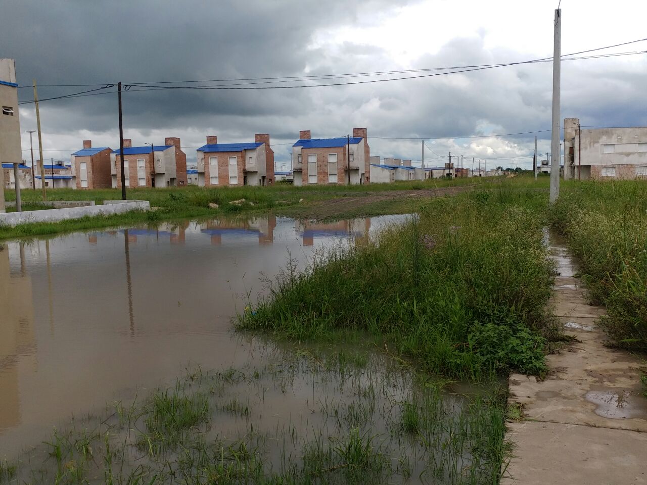 El agua de las lluvias no escurrió con normalidad en el barrio Nueva Formosa