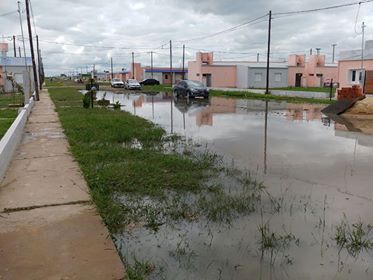 El agua de las lluvias no escurrió con normalidad en el barrio Nueva Formosa