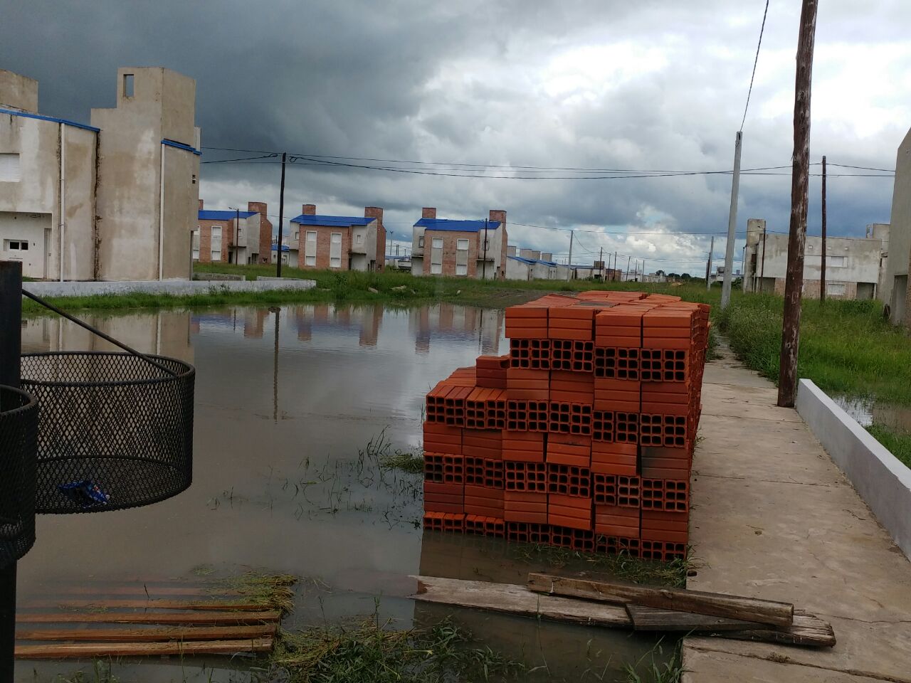 El agua de las lluvias no escurrió con normalidad en el barrio Nueva Formosa