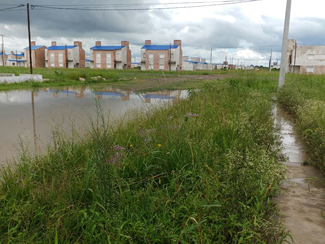 El agua de las lluvias no escurrió con normalidad en el barrio Nueva Formosa