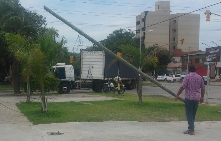 Un camión enganchó cables y dejó postes caídos y semáforo sin funcionar