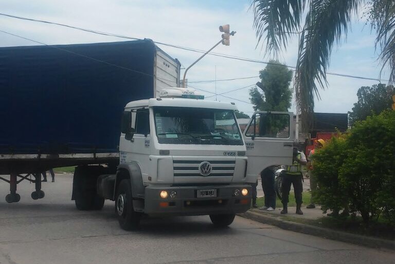 Un camión enganchó cables y dejó postes caídos y semáforo sin funcionar