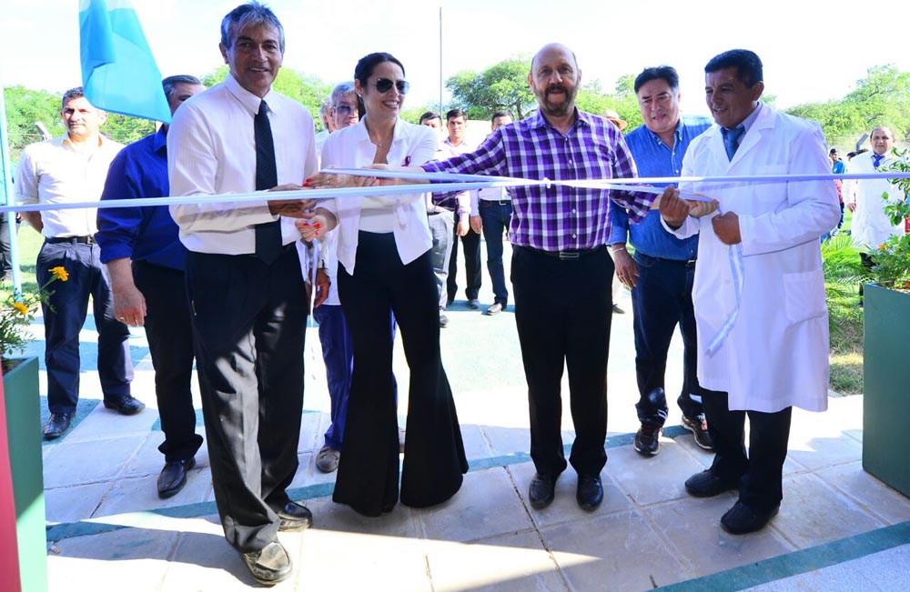 Insfrán, acompañado de su hija, encara otra gira de inauguraciones en el oste.