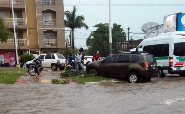 Llovió 55 mm hasta las 5 de la tarde y las calles se inundaron rápidamente, igual que los barrios