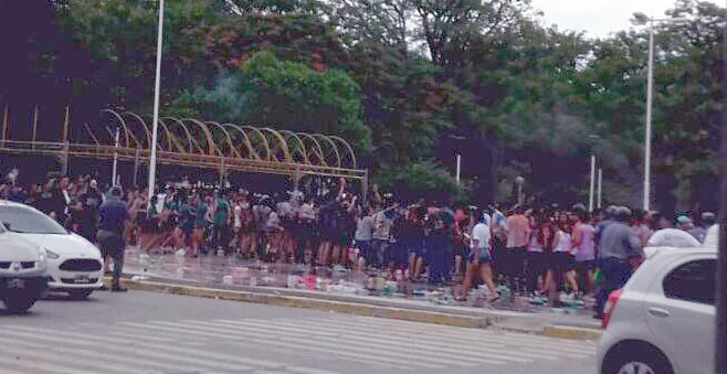 Los estudiantes egresados festejan en la plaza el final del ciclo lectivo